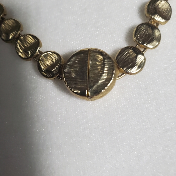 ETRUSCAN DESIGN TEXTURED GOLD TONE METAL MEDALLION COIN DISK CRYSTAL NECKLACE - Picture 2 of 7